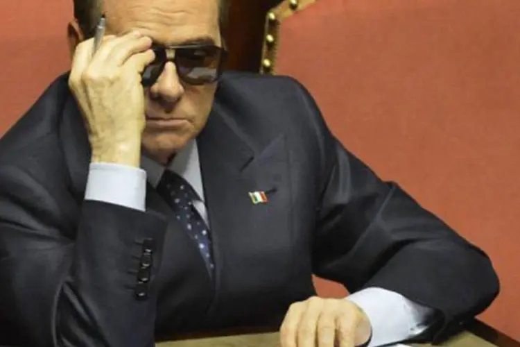 
	O ex-primeiro-ministro e l&iacute;der da direita italiana Silvio Berlusconi: Berlusconi sugeriu a ministros que deixassem o governo
 (Alberto Lingria/AFP)