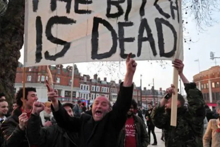 
	Manifestantes comemoram a morte de Thatcher, em Londres: a BBC ainda n&atilde;o disse se proibir&aacute; sua divulga&ccedil;&atilde;o
 (Carl Court/AFP)