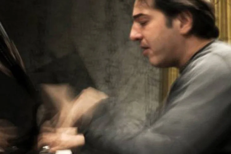 
	O pianista turco Fazil Say: a pena n&atilde;o ser&aacute; aplicada a menos que o artista reincida durante um per&iacute;odo de condicional de cinco anos
 (Fred Dufour/AFP)