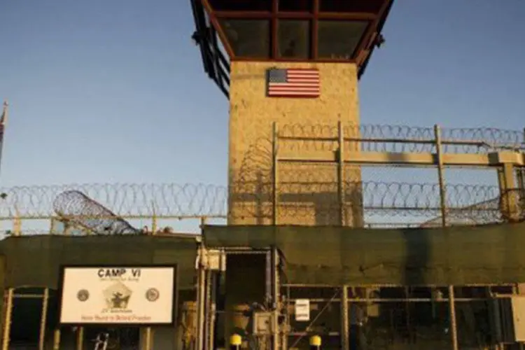 
	Entrada da pris&atilde;o na base naval americana em Guant&aacute;namo: como muitos dos prisioneiros em greve de fome, ele nunca foi acusado por nenhum crime ou julgado
 (Jim Watson/AFP)