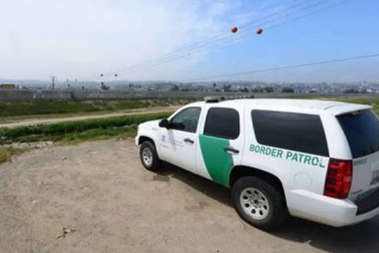 
	Patrulha na fronteira com o M&eacute;xico, perto de San Diego: segundo estimativas, 11,5 milh&otilde;es de pessoas sem documentos vivem nos EUA, a maior parte delas latino-americanas
 (Frederic J. Brown/AFP)