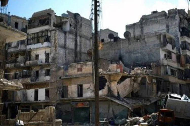 
	&Aacute;rea destru&iacute;da na cidade de Alepo, na S&iacute;ria, em 12 de abril de 2013: Assad decretou v&aacute;rias anistias desde o in&iacute;cio da revolta em mar&ccedil;o 2011, mas ainda h&aacute; milhares de presos
 (Dimitar Dilkoff/AFP)