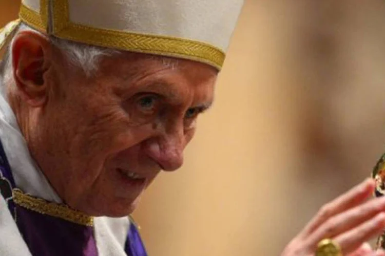 
	Bento XVI ap&oacute;s missa em fevereiro de 2013: decis&atilde;o chegou a ser vista por muitos como um gesto de fuga, de impot&ecirc;ncia diante da crise aberta no Vaticano
 (Gabriel Bouys/AFP)