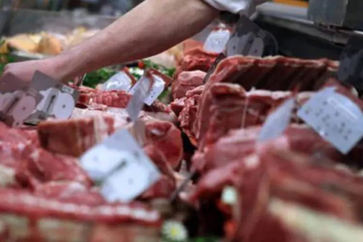 
	A&ccedil;ougueiro ajeita carnes: o Brasil tem tentado se adequar &agrave;s exig&ecirc;ncias russas
 (Charly Triballeau/AFP)