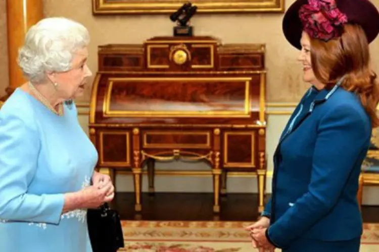 
	Alicia &eacute; recebida pela rainha no Pal&aacute;cio de Buckingham: a presidente da Argentina, Cristina Kirchner, n&atilde;o estava convidada, ao contr&aacute;rio de sua embaixadora no Reino Unido
 (John Stillwell/AFP)