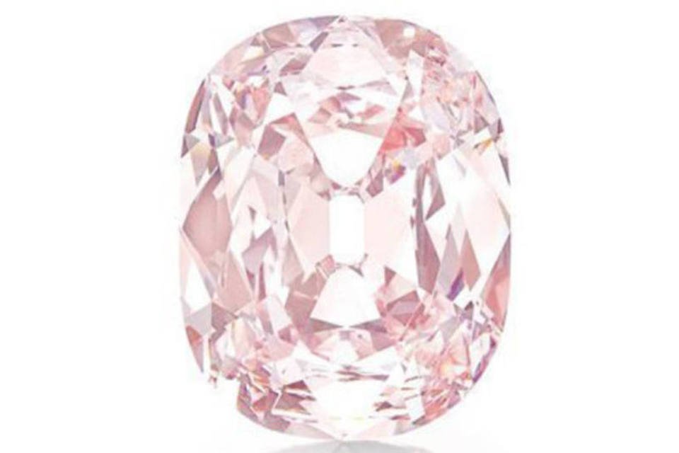 Diamante rosa é leiloado por quase US$ 40 milhões em NY