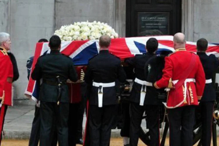 
	Corpo de Margaret Thatcher &eacute; transferido por carruagem em Londres: milhares de curiosos, incluindo mais admiradores que manifestantes, acompanharam a prociss&atilde;o do caix&atilde;o
 (Carl Court/AFP)