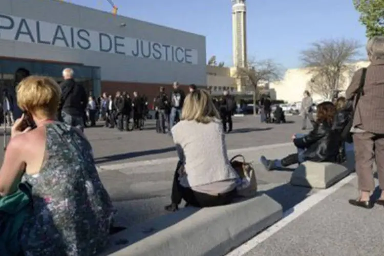 
	Mulheres em frente ao tribunal de Marselha para o julgamento do caso PIP: os cinco podem ser condenados a at&eacute; cinco anos de pris&atilde;o
 (Anne-Christine Poujoulat/AFP)