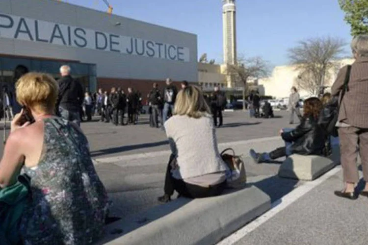 
	Mulheres em frente ao tribunal de Marselha para o julgamento do caso PIP: os cinco podem ser condenados a at&eacute; cinco anos de pris&atilde;o
 (Anne-Christine Poujoulat/AFP)