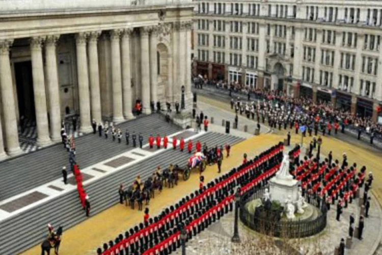 O caixão de Thatcher chega ao funeral na Catedral de St Paul, em Londres (Glyn Kirk/AFP)