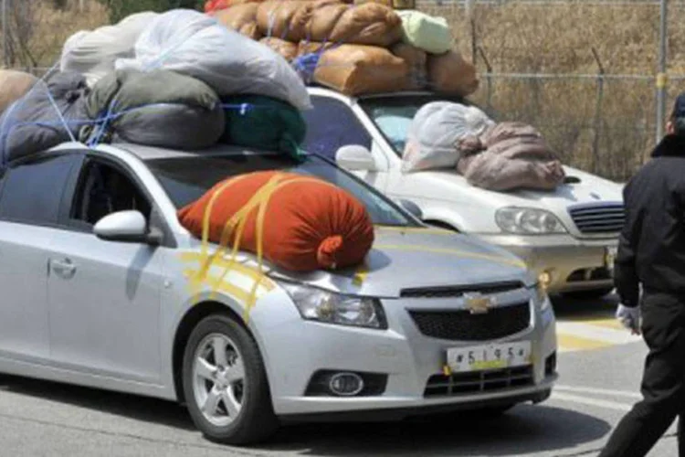 
	Ve&iacute;culos sul-coreanos com sacos de roupas produzidas no complexo de Kaesong na cidade fronteiri&ccedil;a de Paju: o Norte veta o acesso dos sul-coreanos ao complexo
 (Jung Yeon-Je/AFP)