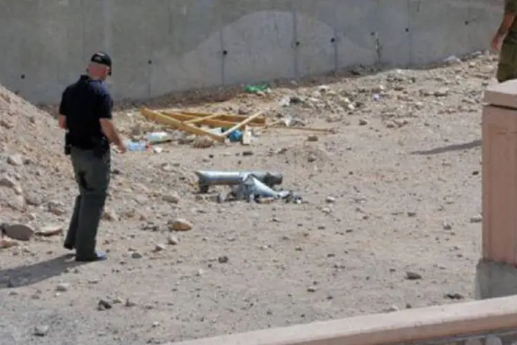 
	Policiais inspecionam o local da explos&atilde;o de um foguete, em Eilat: o &quot;Majlis Shura al Mujahidin&quot; &eacute; uma coaliz&atilde;o de grupos salafistas surgida em 2012 em Gaza
 (Noa Eliyahu/AFP)