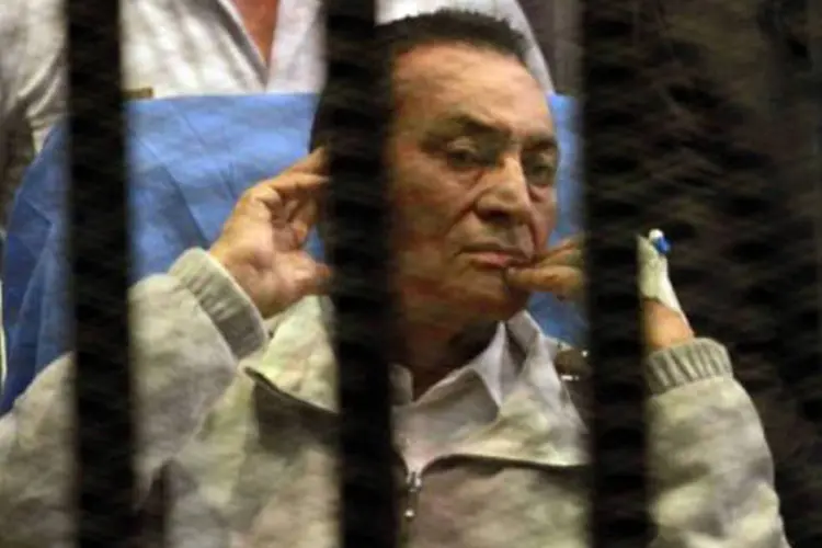 
	O ex-presidente Hosni Mubarak, na Academia de Pol&iacute;cia do Cairo. Condena&ccedil;&atilde;o &eacute; de tr&ecirc;s anos por apropria&ccedil;&atilde;o de recursos p&uacute;blicos reservados para os pal&aacute;cios presidenciais
 (Maher Iskandar/AFP)