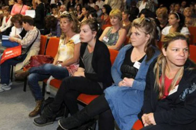 
	Mulheres aguardam no tribunal de Marselha: o advogado de 2.800 v&iacute;timas, Philippe Courtois, afirmou que suas clientes &quot;est&atilde;o ansiosas porque desejam que o processo aconte&ccedil;a&quot;
 (Anne-Christine Poujoulat/AFP)