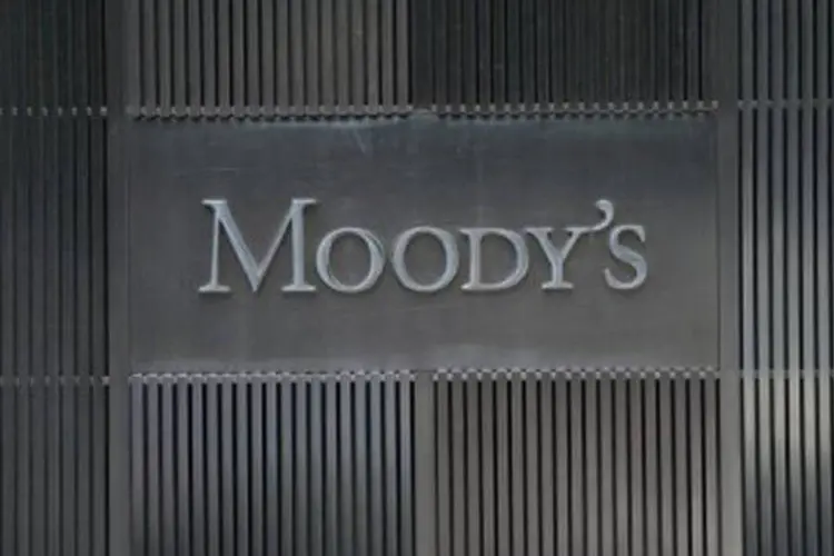 
	Logo da Moody&#39;s: ag&ecirc;ncia de classifica&ccedil;&atilde;o de risco de cr&eacute;dito acrescentou que n&atilde;o antecipa nenhum impacto imediato nos ratings da ALL
 (Emmanuel Dunand/AFP)
