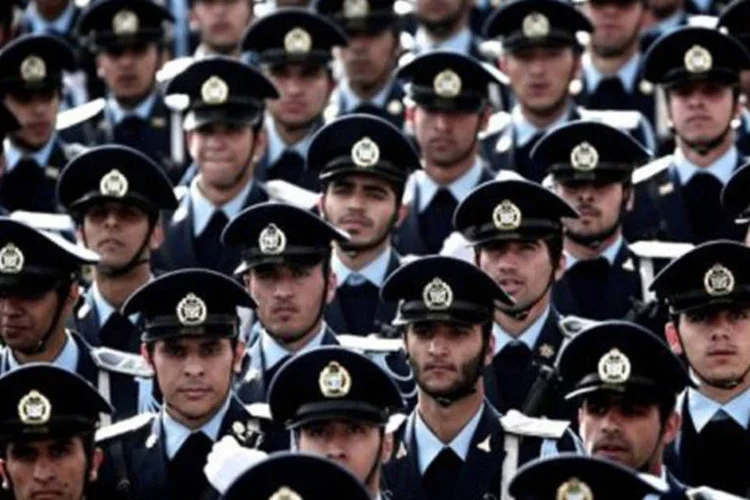 
	Membros da For&ccedil;a A&eacute;rea iraniana desfilam na parada: &quot;o Ex&eacute;rcito da Rep&uacute;blica Isl&acirc;mica &eacute; capaz de destruir, sem ajuda, Israel&quot;, declarou o general
 (Behrouz Mehri/AFP)