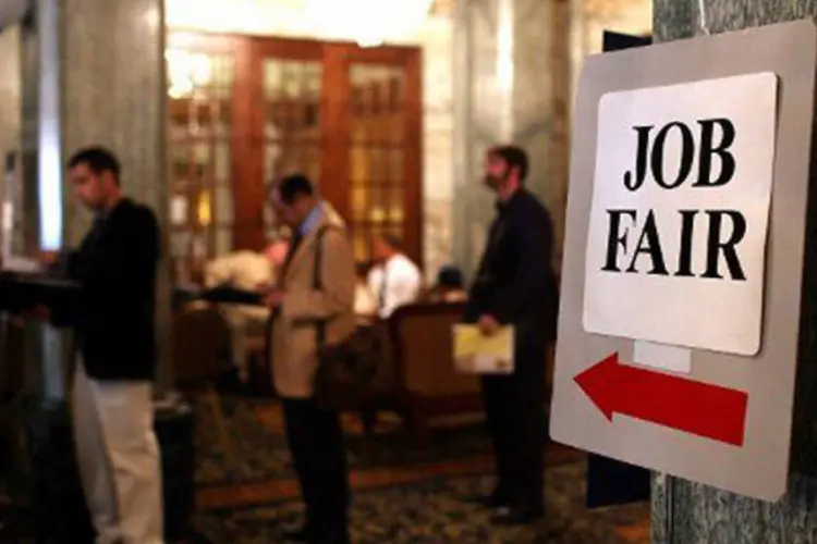 
	Desempregados aguardam em fila numa Feira de Trabalho nos EUA: n&iacute;vel de pedidos foi o mais baixo desde janeiro de 2008
 (Justin Sullivan/AFP)