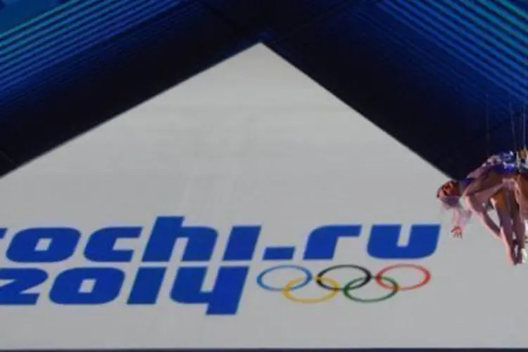 Atleta se apresenta em frente ao logo dos Jogos Olímpicos de Inverno de 2014: com a polêmica, a prefeitura de Sochi recuou no projeto (Natalia Kolesnikova/AFP)