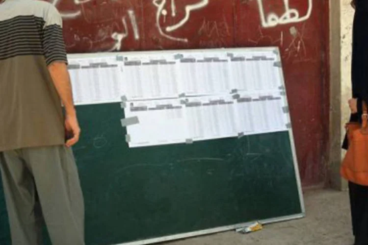 
	Iraquianos olham lista de candidatos &agrave;s elei&ccedil;&otilde;es provinciais: essas s&atilde;o as primeiras elei&ccedil;&otilde;es desde a sa&iacute;da das tropas americanas do Iraque no final de 2011
 (Ali al-Saadi/AFP)