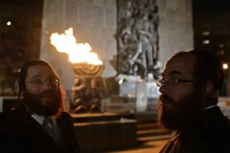 Judeus em frente ao monumento aos combatentes do gueto de Varsóvia
 (Janek Skarzynski/AFP)