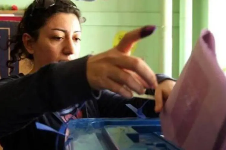 Mulher vota neste sábado em colégio eleitoral de Bagdá (Afp.com / Sabah Arar)
