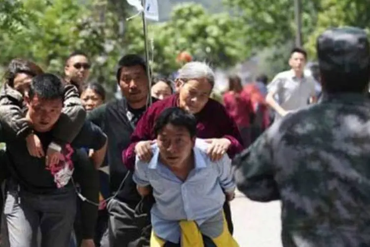 Vítimas caminham na China após terremoto (Afp.com)
