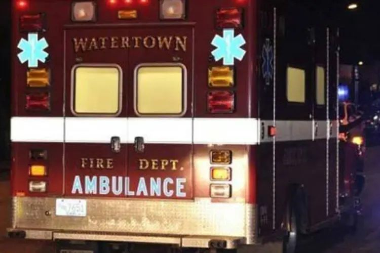 Ambulância deixa local em Watertown após captura de segundo suspeito de atentados (Afp.com / Timothy A. Clary)