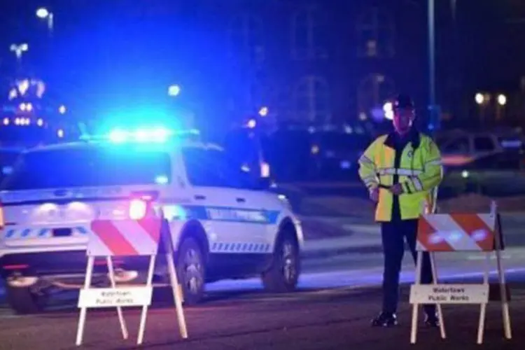Policial em posto de controle durante busca por suspeito de atentados em Boston (Afp.com / Stan Honda)