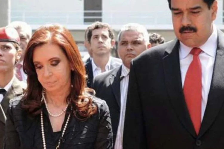 A presidente Kirchner e Nicolas Maduro no funeral de Chávez em Caracas, dia 7 de março (Afp.com / Presidencia)