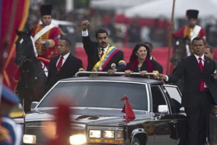 
	Nicol&aacute;s Maduro sa&uacute;da p&uacute;blico ap&oacute;s assumir o cargo de presidente no dia 19 de abril: Maduro repetiu que este ser&aacute; um &quot;governo da rua&quot; (Ronaldo Schemidt/AFP)