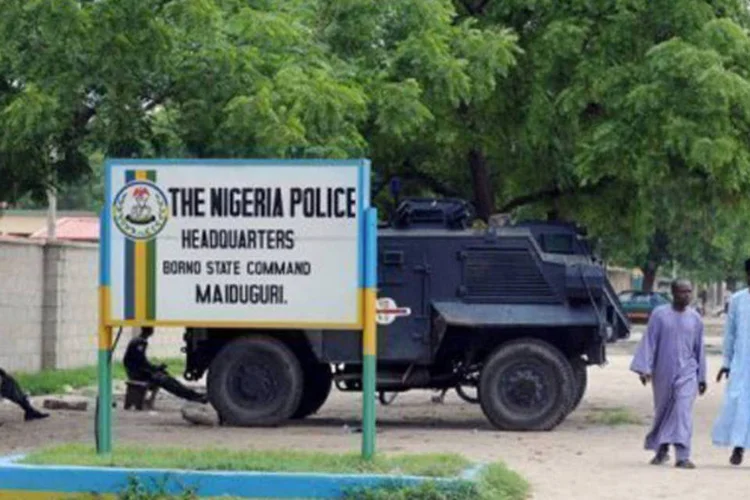 
	Quartel da Pol&iacute;cia nigeriana: desde 2009, quando a Pol&iacute;cia matou o l&iacute;der da Boko Haram, Mohammed Yousuf, os radicais mant&ecirc;m uma sangrenta campanha que causou mais de tr&ecirc;s mil mortes.
 (Pius Utomi Ekpei/AFP)