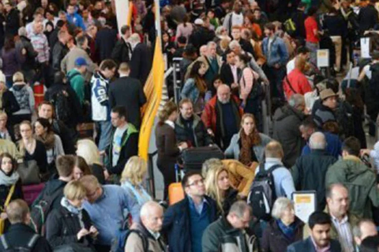 
	Passageiros no terminal da Lufthansa no aeroporto de Frankfurt: nesse aeroporto est&atilde;o previstos apenas seis voos dos 50 planejados
 (Arne Dedert/AFP/AFP)