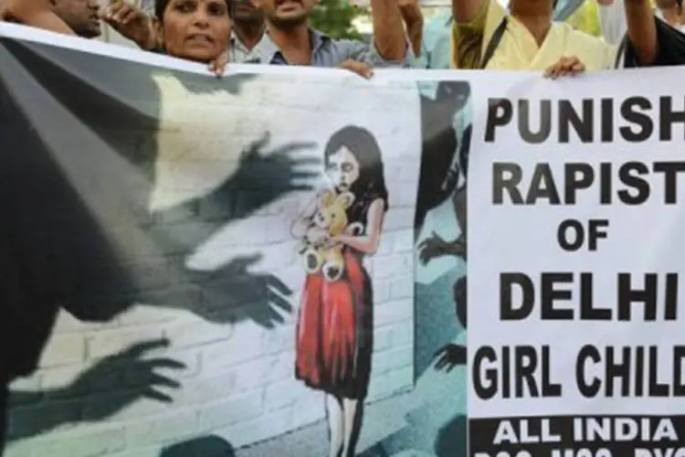 Estudantes indianos protestam em Ahmedabad no dia 20 de abril de 2013 contra o estupro de uma menina indiana
 (Sam Panthaky/AFP)