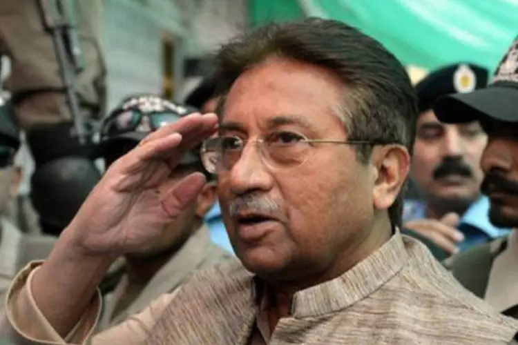 
	Pervez Musharraf &eacute; escoltado por soldados a tribunal antiterrorismo de Islamabad: ele foi preso no retorno ao pa&iacute;s, ap&oacute;s quatro anos de ex&iacute;lio
 (Aamir Qureshi/AFP)