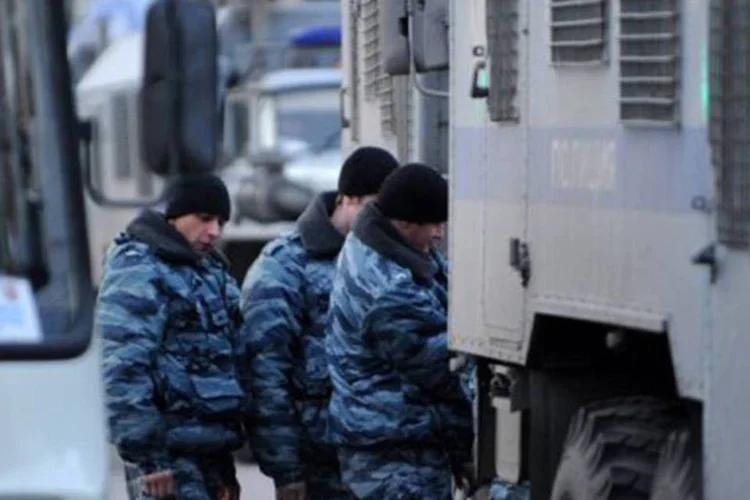 
	Policiais russos: um grupo de investigadores foi enviado para ajudar a localizar e prender o atirador
 (Kirill Kudryavtsev/AFP)