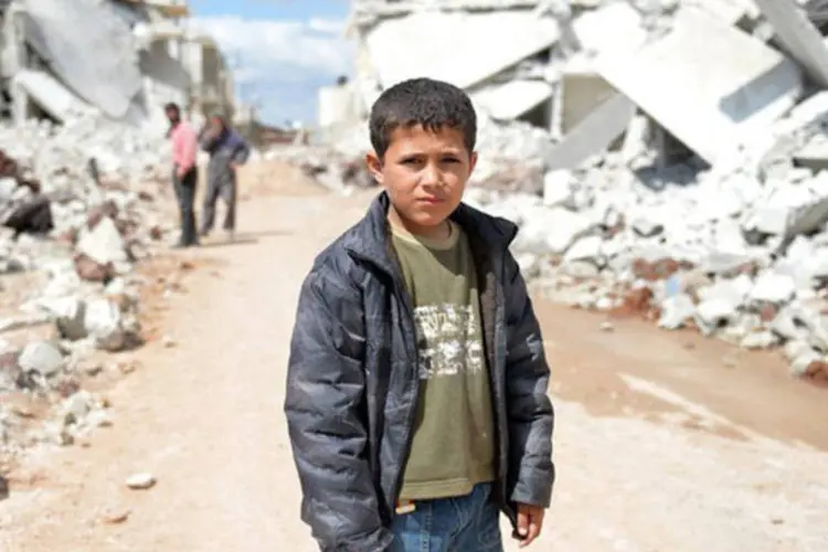 Menino sírio em região destruída de Azaz, na Síria, em 21 de abril (Miguel Medina/AFP)
