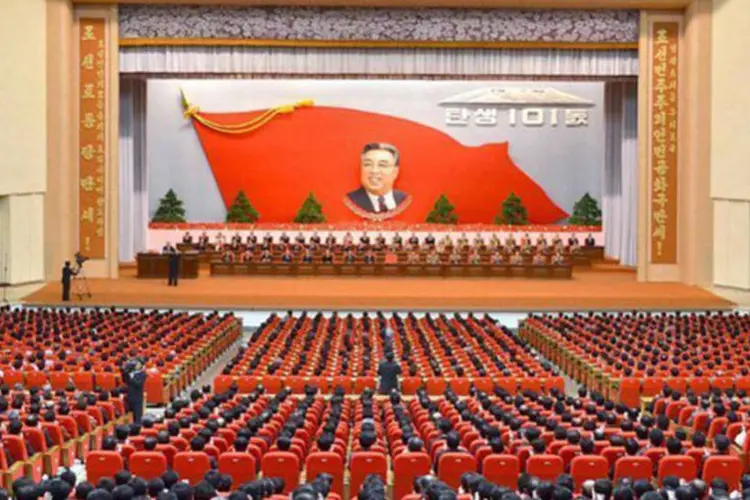Norte-coreanos participam de encontro para marcar o 101º aniversário de Kim Il-Sung, em 14 de abril (AFP)