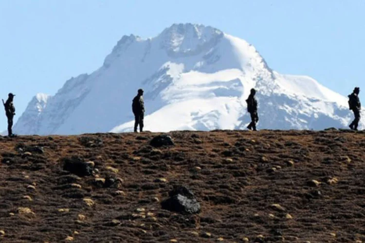 Soldados indianos patrulham Bumla, na fronteira entre Índia e China, em outubro de 2012 (Biju Boro/AFP)