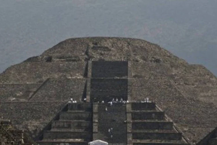 
	Turistas visitam o templo de Teotihuac&aacute;n no M&eacute;xico: essa &eacute; a terceira ocasi&atilde;o, em n&iacute;vel mundial, em que um rob&ocirc; ajuda a tra&ccedil;ar estrat&eacute;gias de escava&ccedil;&atilde;o
 (Ronaldo Schemidt/AFP)