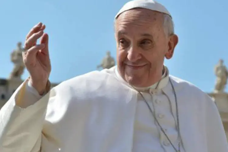 
	Papa Francisco acena para a multid&atilde;o no Vaticano em 24 de abril de 2013: a declara&ccedil;&atilde;o foi feita diante de quase 100.000 pessoas&nbsp;
 (Vincenzo Pinto/AFP)