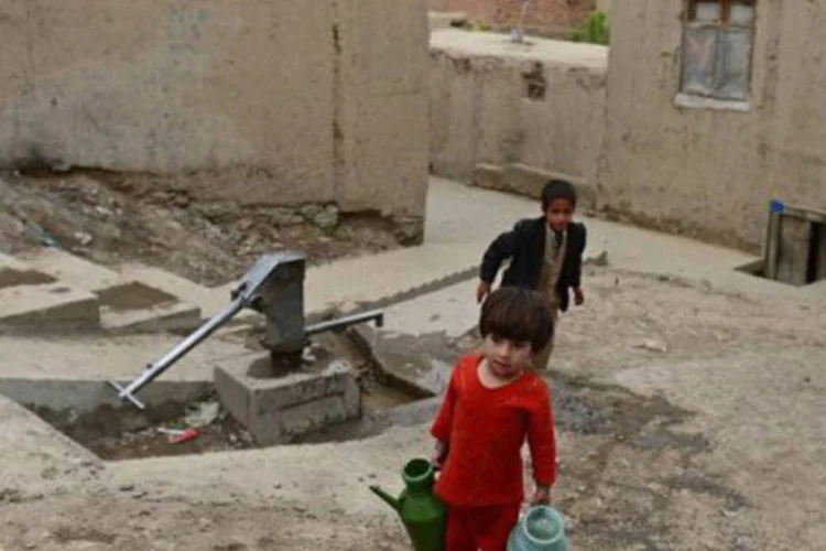 
	Meninos afeg&atilde;os em Cabul em 22 de abril: um tremor de 7,8 graus com epicentro no Ir&atilde; provocou 40 mortes na semana passada no Paquist&atilde;o e afetou milhares de pessoas
 (Massoud Hossaini/AFP)