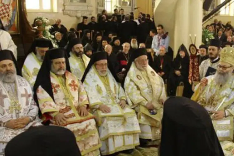 
	Bispo s&iacute;rio Boulos Yaziji (&agrave; esquerda), chefe da Igreja Ortodoxa grega em Alepo, em 10 de fevereiro
 (Louai Beshara/AFP)