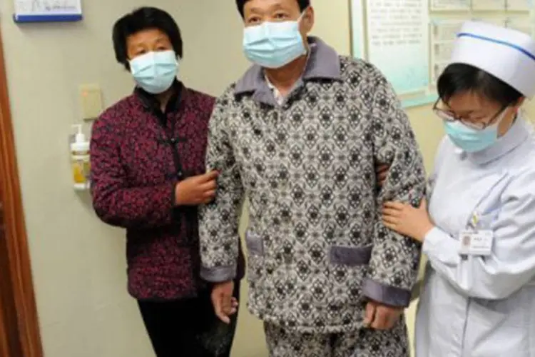 
	Paciente com o v&iacute;rus H7N9, em um hospital da prov&iacute;ncia de Anhui: no total, 108 pessoas foram infectadas por este v&iacute;rus, 22 das quais morreram
 (AFP)