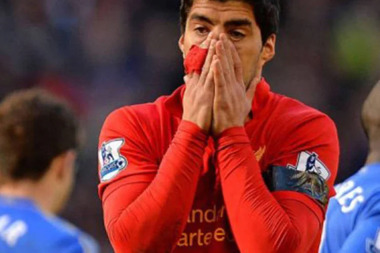 
	O uruguaio Luis Suarez, na partida contra o Chelsea: o jogador pediu desculpas a Ivanovic, que aceitou
 (Andrew Yates/AFP)