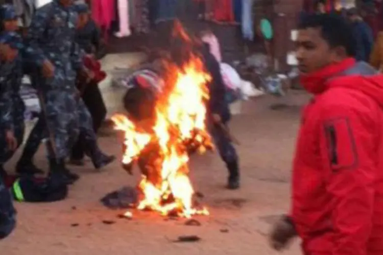 
	Monge se imola com fogo em Boudhanath Stupa, Katmandu, em fevereiro de 2013: mais de 110 tibetanos atearam fogo ao corpo desde 2009
 (AFP)
