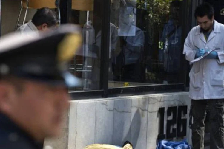 
	Policiais e legistas trabalham numa cena de crime em fevereiro de 2013: o M&eacute;xico virou nos &uacute;ltimos anos um dos pa&iacute;ses mais perigosos do mundo para o exerc&iacute;cio do jornalismo
 (Ronaldo Schemidt/AFP)