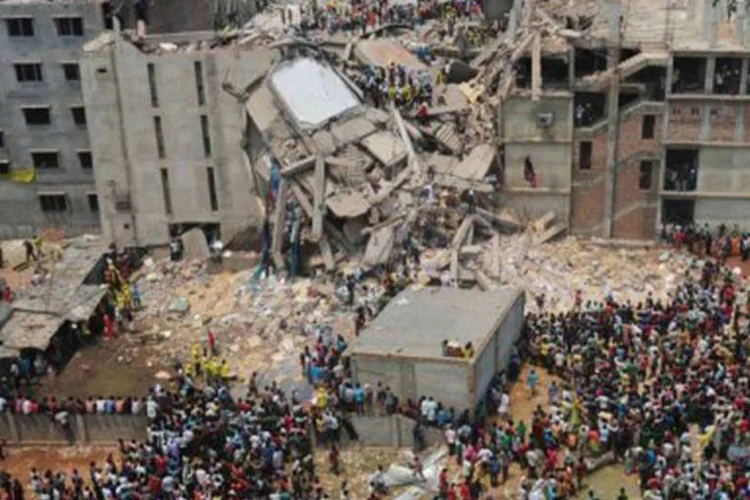 
	Local do desabamento de um pr&eacute;dio em Bangladesh: ao menos de 200 pessoas morreram no desabamento na quarta-feira de um pr&eacute;dio em que funcionavam as oficinas de confec&ccedil;&atilde;o
 (Munir Uz Zaman/AFP)