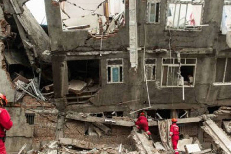 Idoso é resgatado cinco dias após terremoto na China
