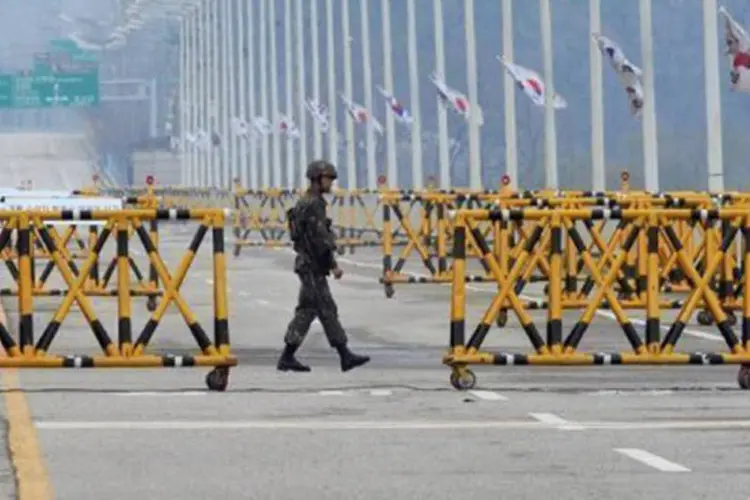 
	Soldado sul-coreano em meio a barricadas em estrada que leva ao complexo industrial de Kaesong: local era &uacute;nico projeto conjunto de coopera&ccedil;&atilde;o vigente entre as duas Coreias
 (Jung Yeon-Je/AFP)