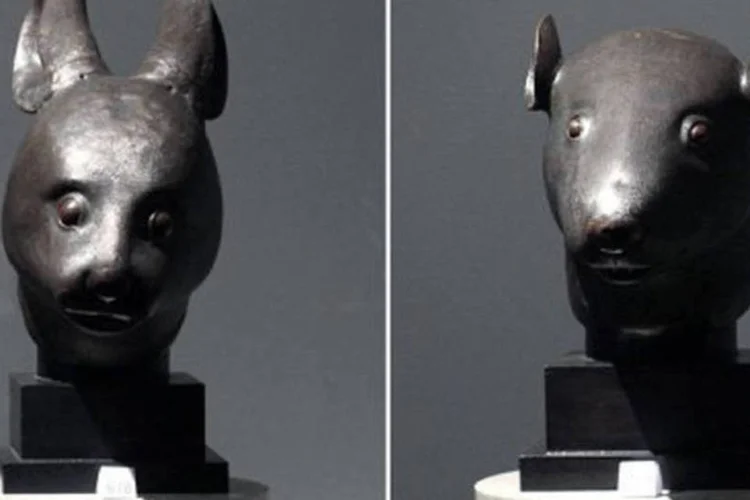 
	Duas esculturas da cole&ccedil;&atilde;o Berg&eacute; em exposi&ccedil;&atilde;o na Christie&#39;s em Paris em fevereiro de 2009: as pe&ccedil;as foram roubadas do Pal&aacute;cio de Ver&atilde;o pelas tropas franco-brit&acirc;nicas
 (Francois Guillot/AFP)